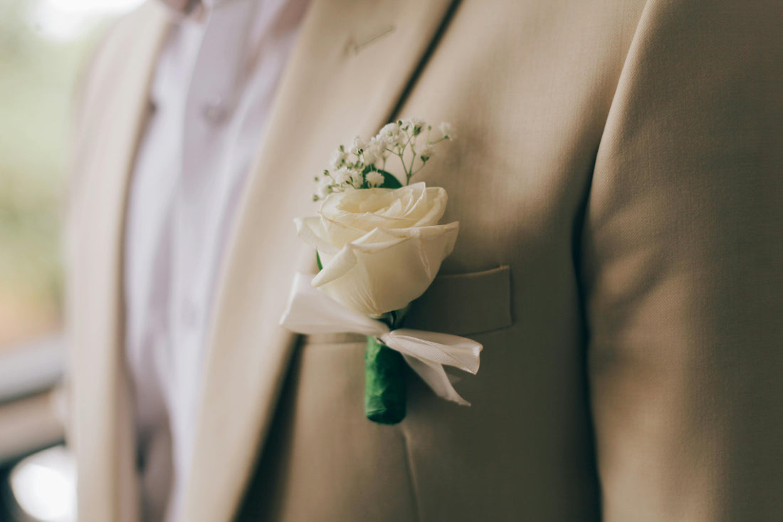 Groom's Corsage and Boutonniere: Stylish Flowers for Men at Weddings Groom's Corsage and Boutonniere: Stylish Flowers for Men at Weddings