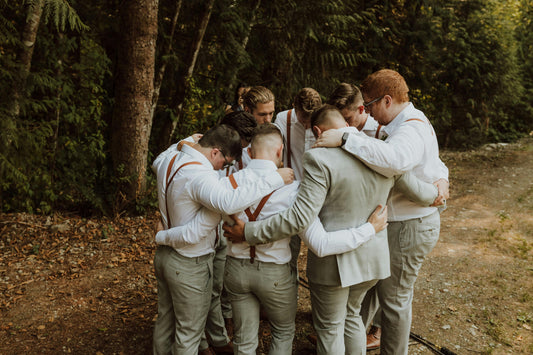 When Should Groomsmen Get Their Suits? Here’s the Timeline